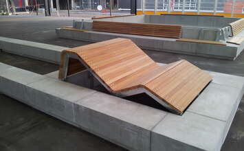 Mooie loungebank thermisch verzinkt hout en staal design